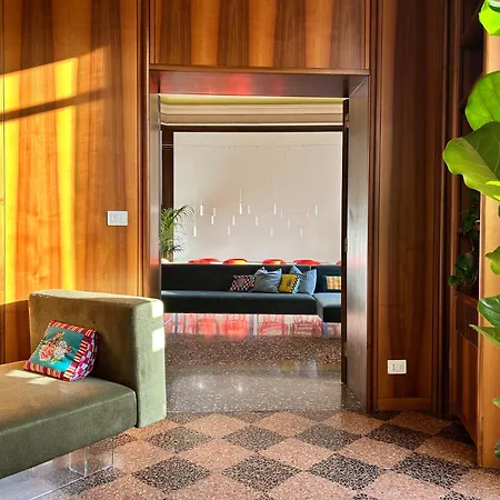 Hotel Frame *
