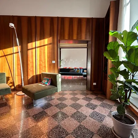 Hotel Frame *